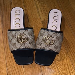 Gucci women’s matelassé canvas slide sandals. Beige/ebony color.